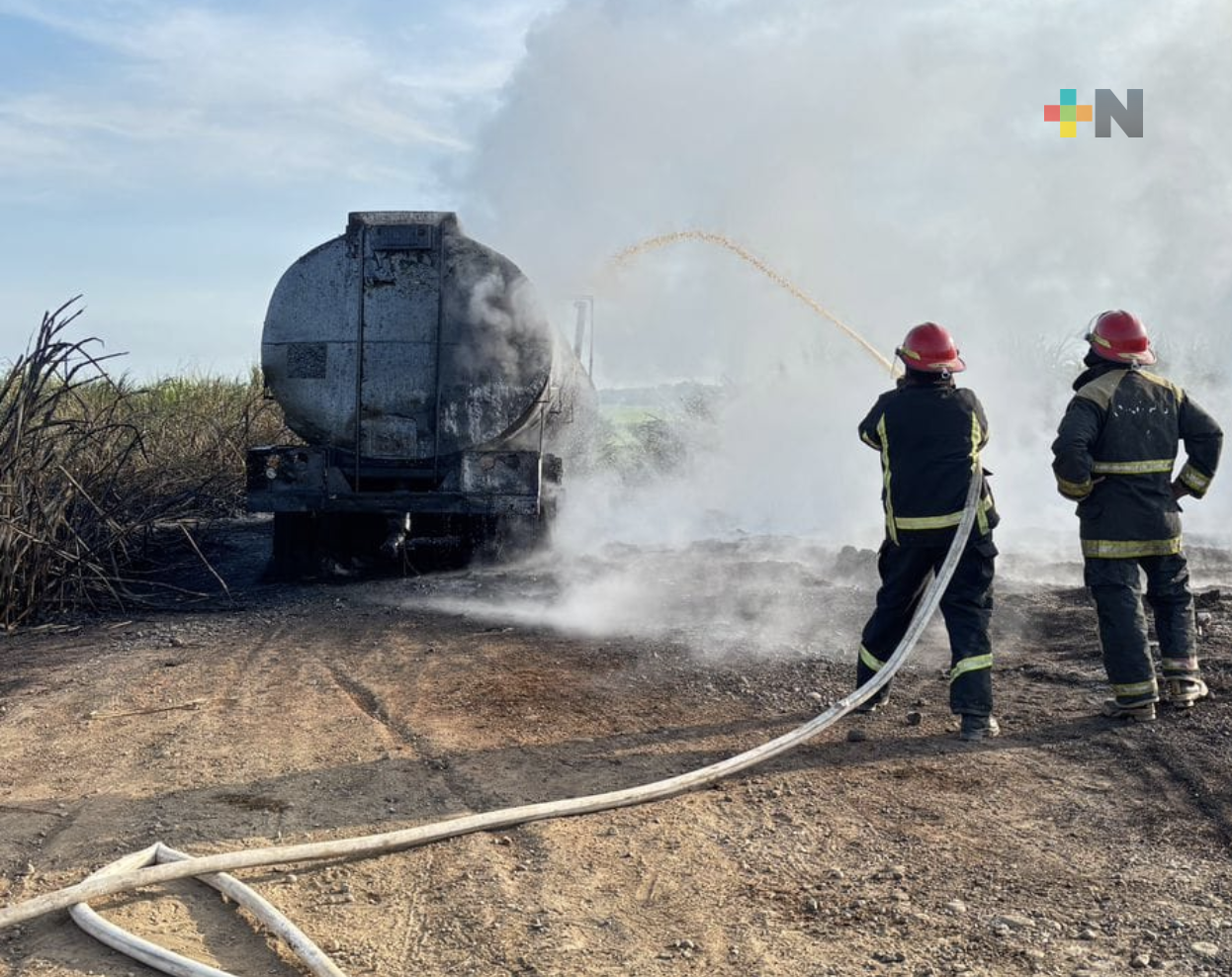 Continúan fuerzas de tarea labores de enfriamiento tras incendio de pipa en Tierra Blanca